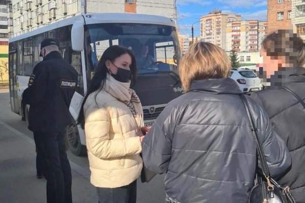 В Сыктывкаре на наличие масок проверили пассажиров автобусов и посетителей торгового центра