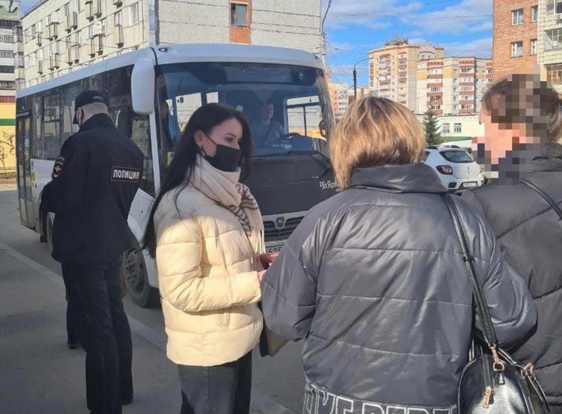 В Сыктывкаре на наличие масок проверили пассажиров автобусов и посетителей торгового центра