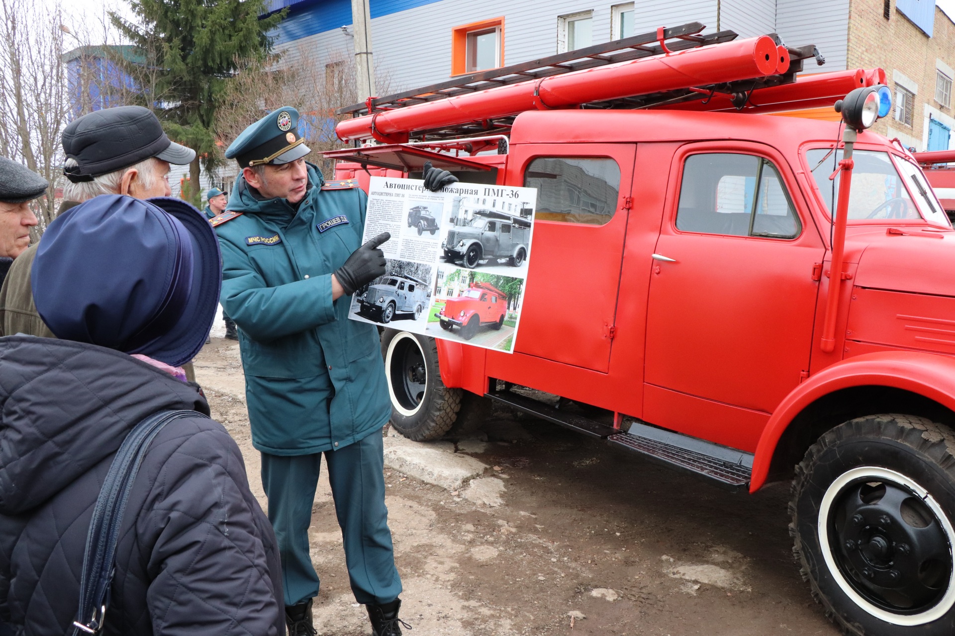 В Сыктывкаре ветеранам презентовали реконструированный пожарный автомобиль  советских времен | Комиинформ