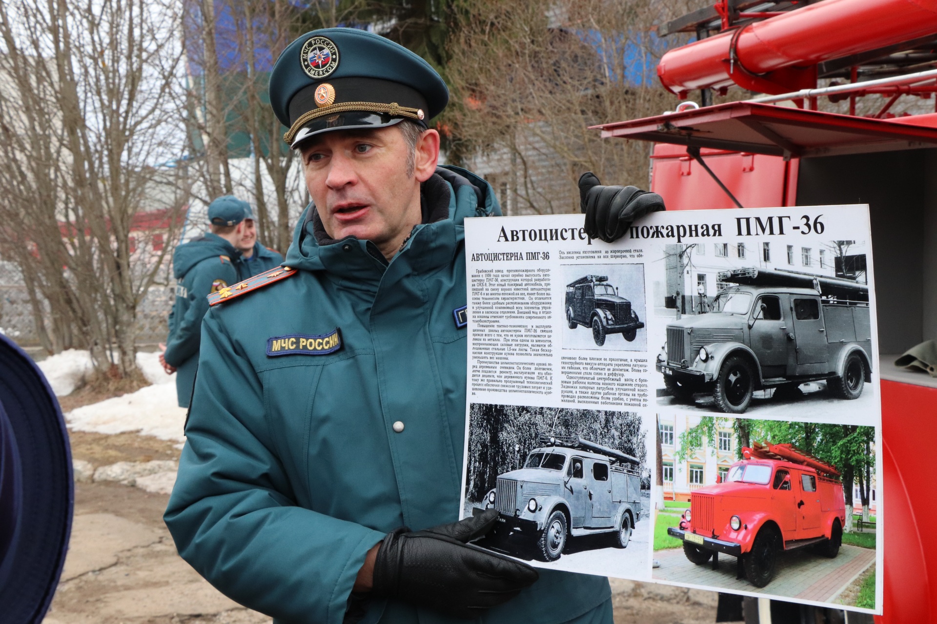 В Сыктывкаре ветеранам презентовали реконструированный пожарный автомобиль  советских времен | Комиинформ