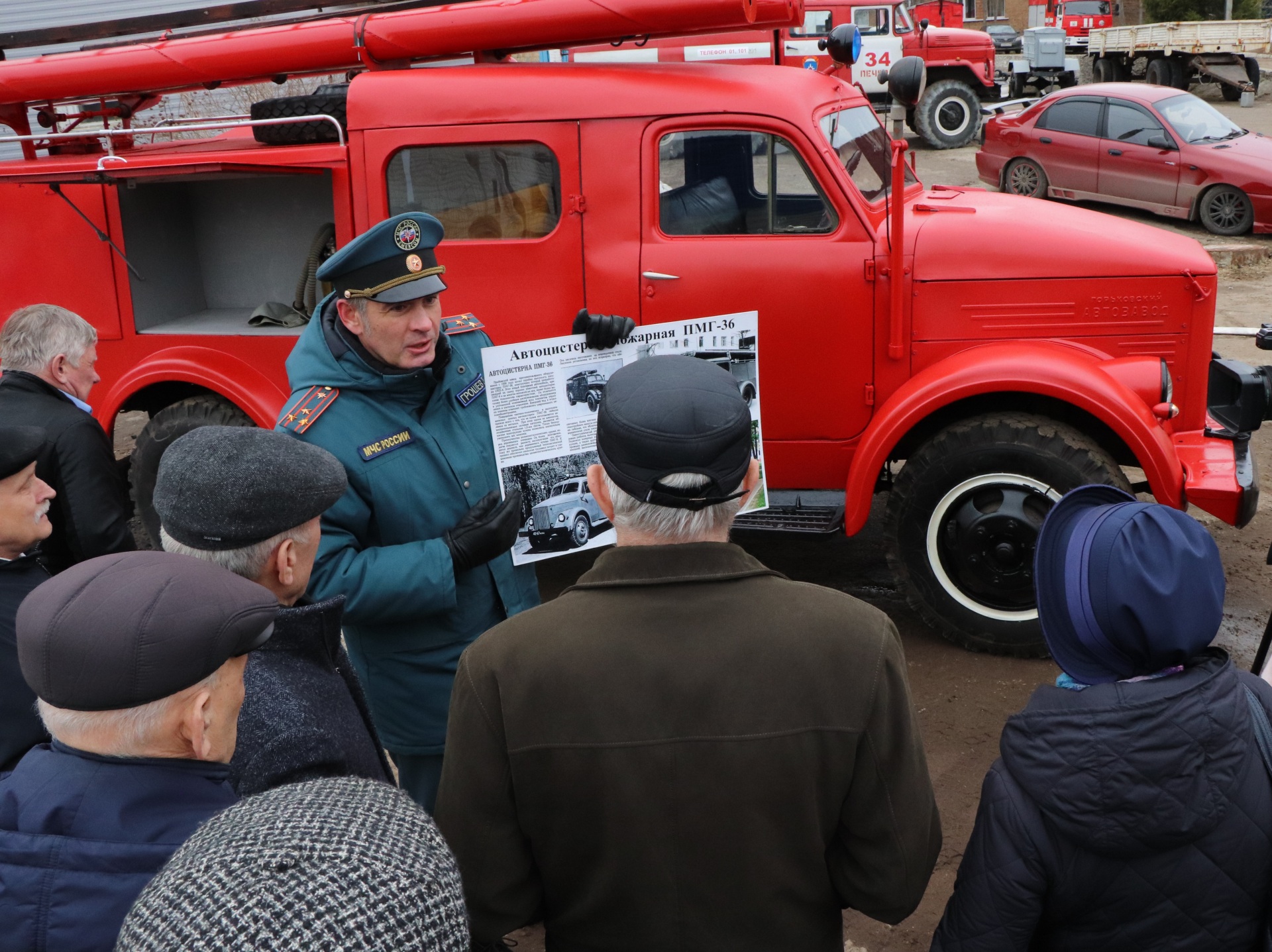 В Сыктывкаре ветеранам презентовали реконструированный пожарный автомобиль советских  времен | Комиинформ