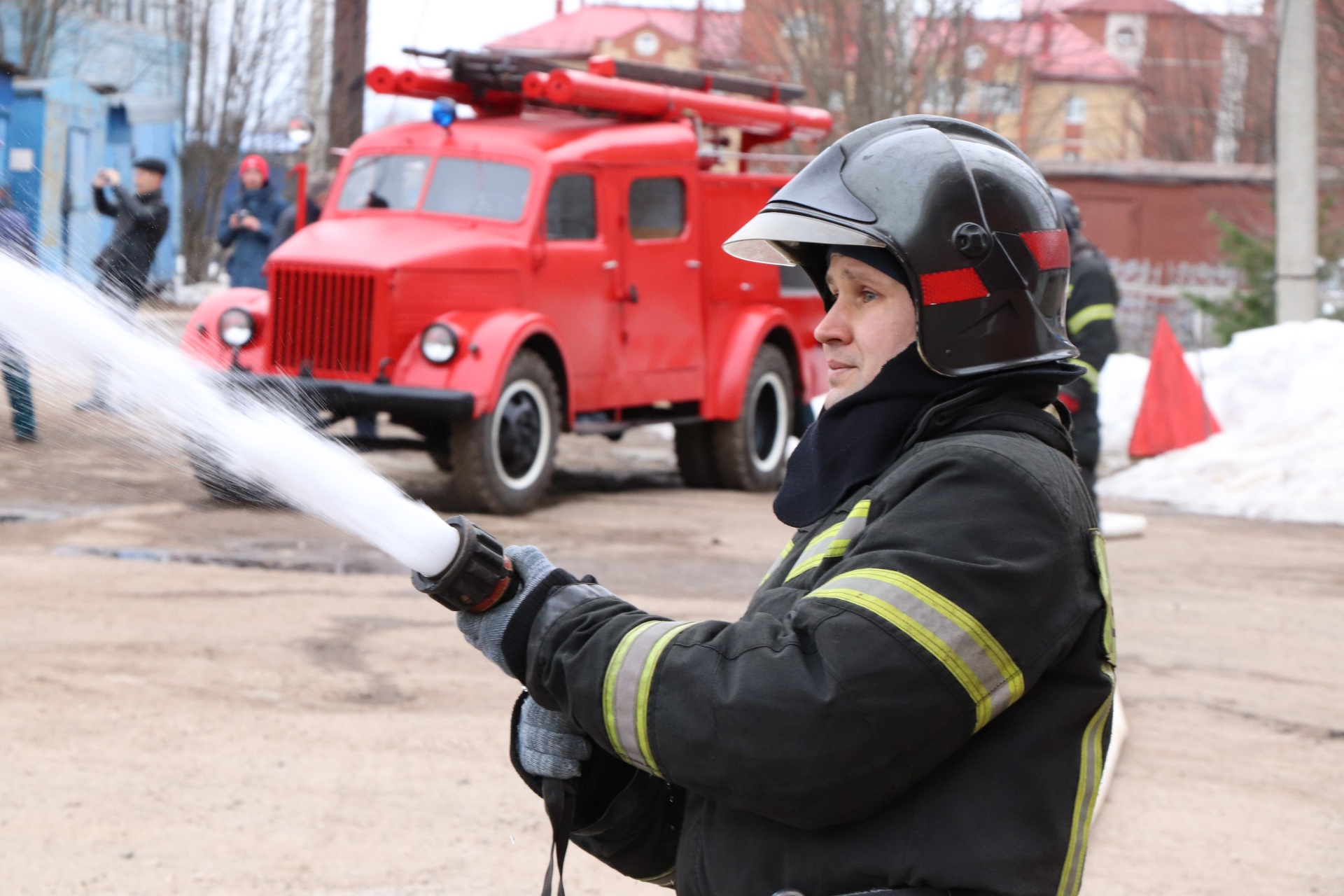 Пожарная охрана сообщает. Пожарная охрана. Пожарный МЧС. Пожарники МЧС. Пожарные авто.