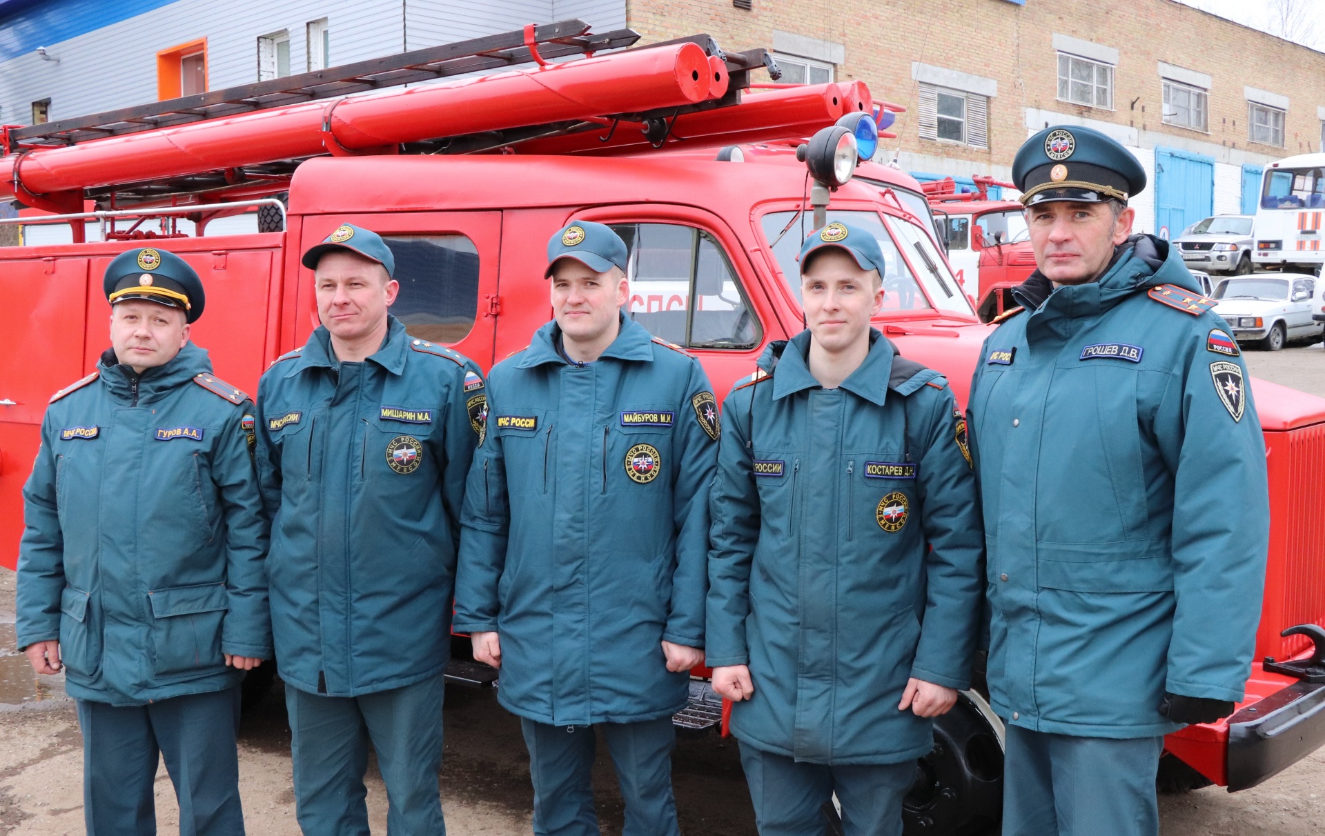 В Сыктывкаре ветеранам презентовали реконструированный пожарный автомобиль  советских времен | Комиинформ