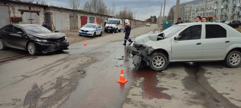 В Сыктывкаре женщина-водитель Toyota Camry спровоцировала ДТП, пострадал человек