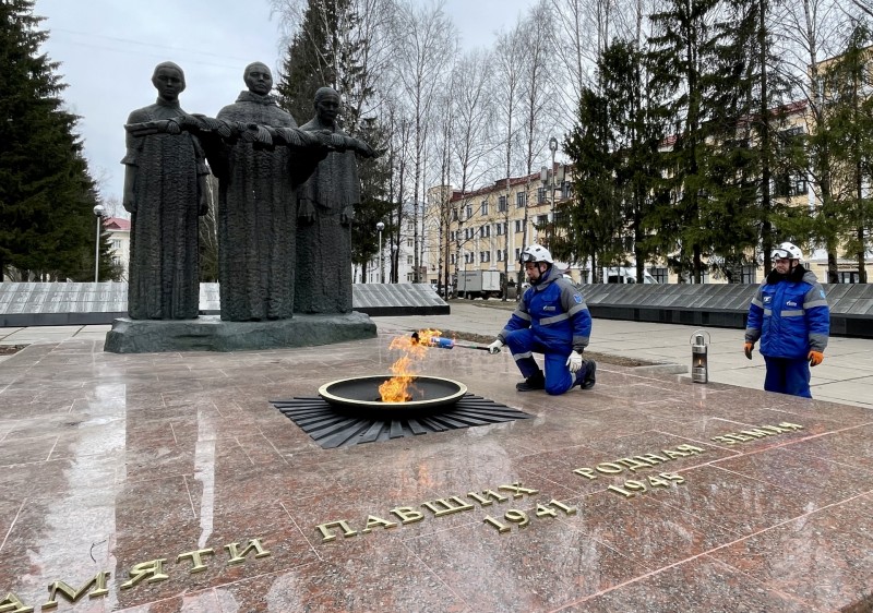 "Газпром газораспределение Сыктывкар" провел техническое обслуживание мемориала "Вечный Огонь" в столице Коми

