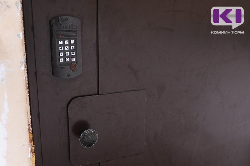 Жительница Инты не смогла открыть домофон и вызвала спасателей 