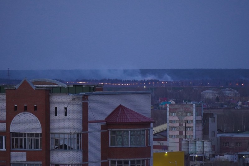 На полях под Краснозатонским в Сыктывкаре горит трава