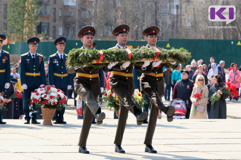 В Сыктывкаре празднование 77-летия Великой Победы началось с возложения цветов к Вечному огню