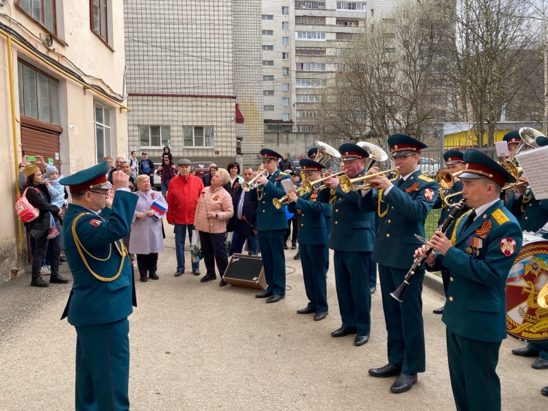 В Сыктывкаре военный оркестр Росгвардии провел акцию "Парад у дома ветерана"