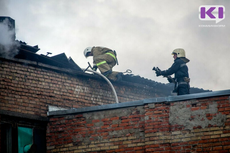 Огнеборцы Коми тушили магазин в Помоздино, четыре дома в Морово и постройки на Красной горе
