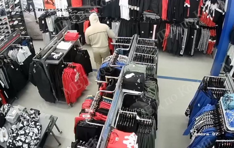 Похитителя одежды в воркутинском магазине вычислили по камерам видеонаблюдения