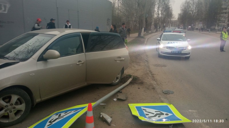 В Сыктывкаре водитель Hyundai Elantra снесла дорожный знак, который затем упал на пешехода