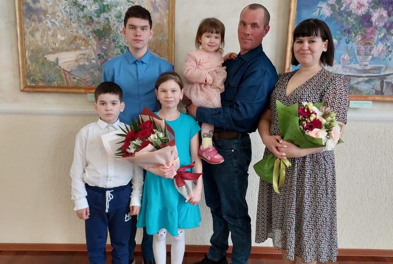 Конкурс семья года образец. Многодетная семья. Семейное фото. Российская семья. Год семьи.