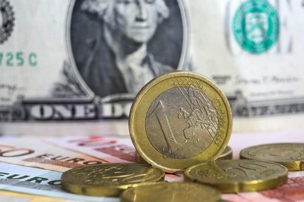 Финансист назвал бессмысленной покупку иностранной валюты