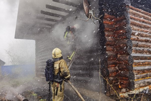 Пожарные ликвидируют пожар в частном доме в селе Выльгорт