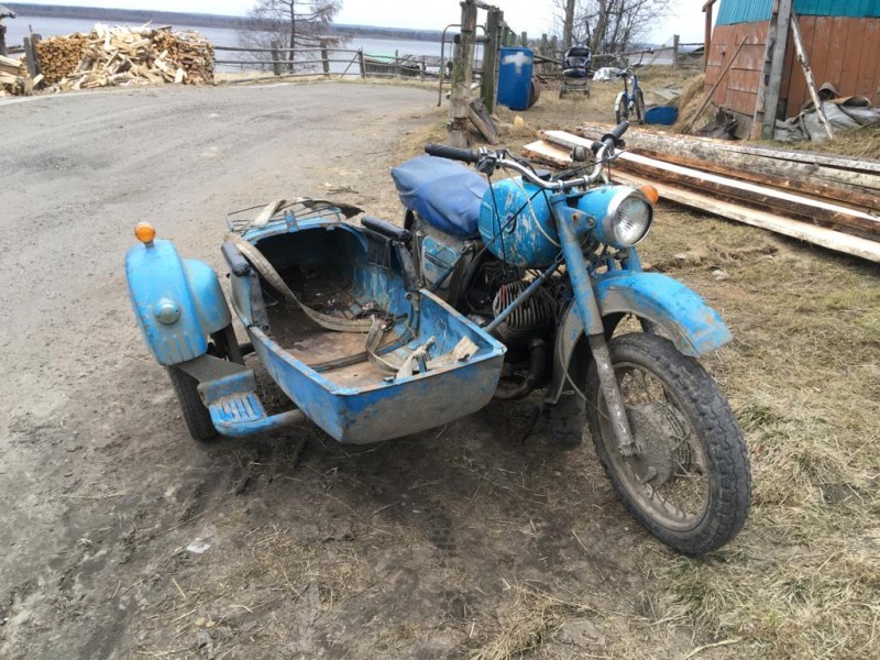 В усинском селе Мутный Материк мотоциклист с пассажиром съехали в кювет