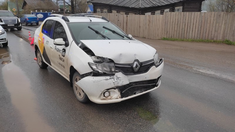 В Сыктывкаре в аварии пострадал несовершеннолетний пассажир такси