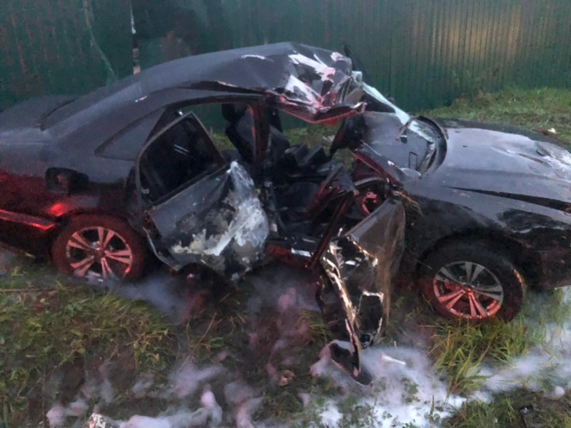 В Усть-Вымском районе водитель на Audi врезался в забор и получил серьезные травмы 