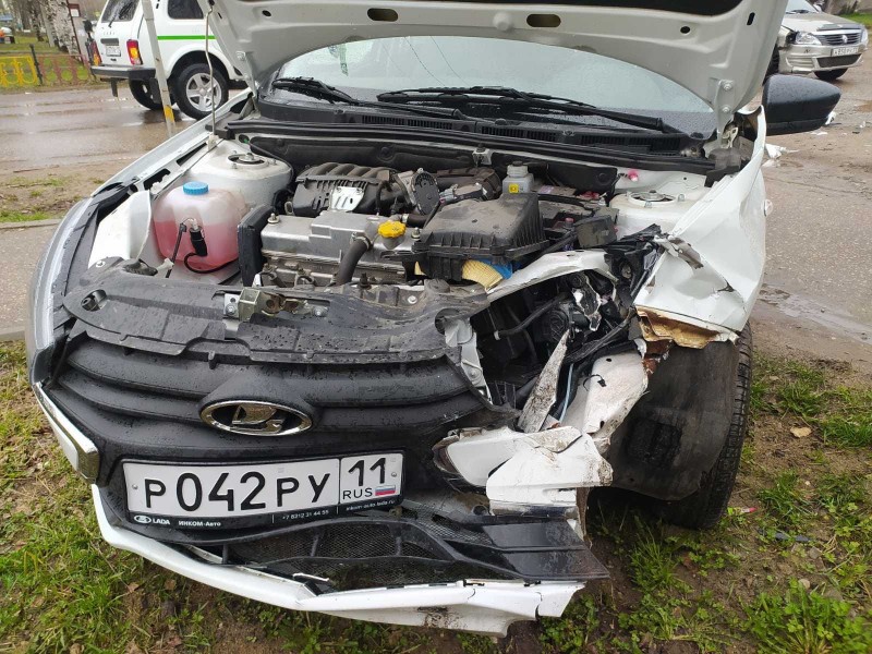 В Сосногорске на нерегулируемом перекрестке столкнулись два автомобиля