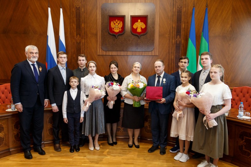 Многодетная семья из Сыктывкара получила орден "Родительская слава"