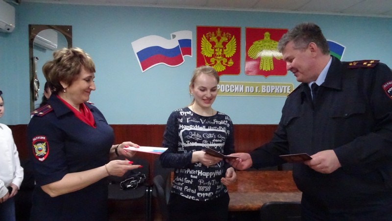 Воркутинские полицейские вручили российские паспорта жительницам ДНР