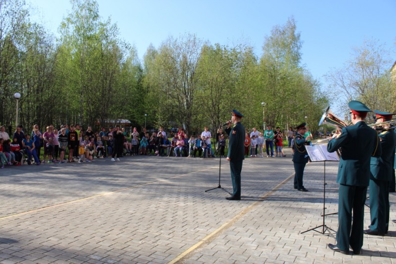 В Сыктывкаре военный оркестр Росгвардии поздравил юных пациентов с праздником детства