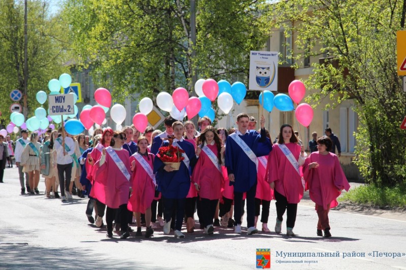 Печорские выпускники прошлись праздничным шествием по городу