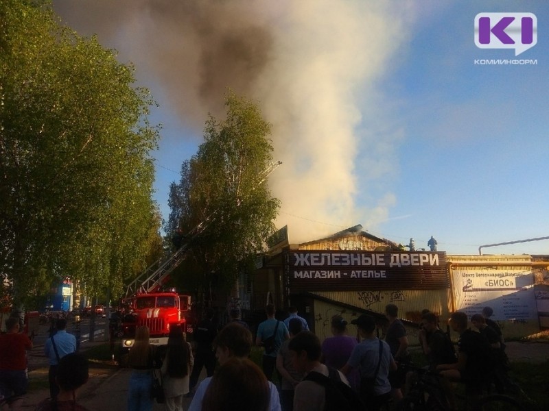 В Сыктывкаре горит торговый центр по ул. Гаражная,29
