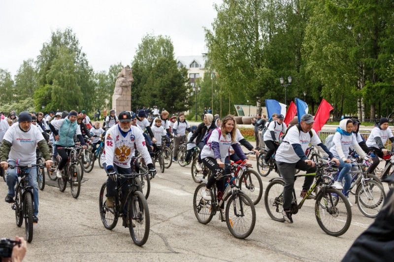 Владимир Уйба с сыновьями принял участие в велоакции "Мы – Россия! Мы вместе!"

