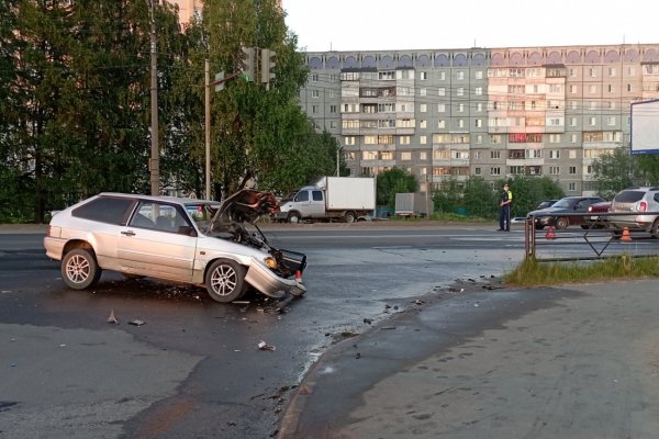 В Сыктывкаре водитель Renault не уступила поворот на ТРЦ 