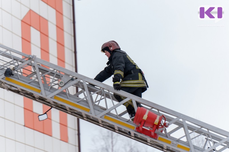 В Сыктывкаре звеньями газодымозащитной службы на пожаре спасены 17 человек