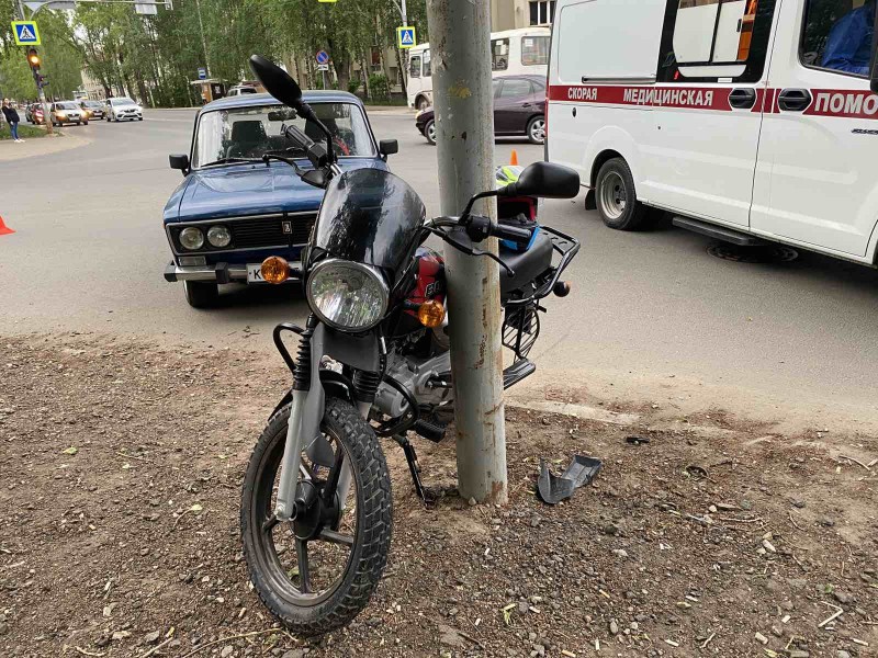 В Сыктывкаре 16-летний мотоциклист после столкновения с "шестеркой" оказался в больнице