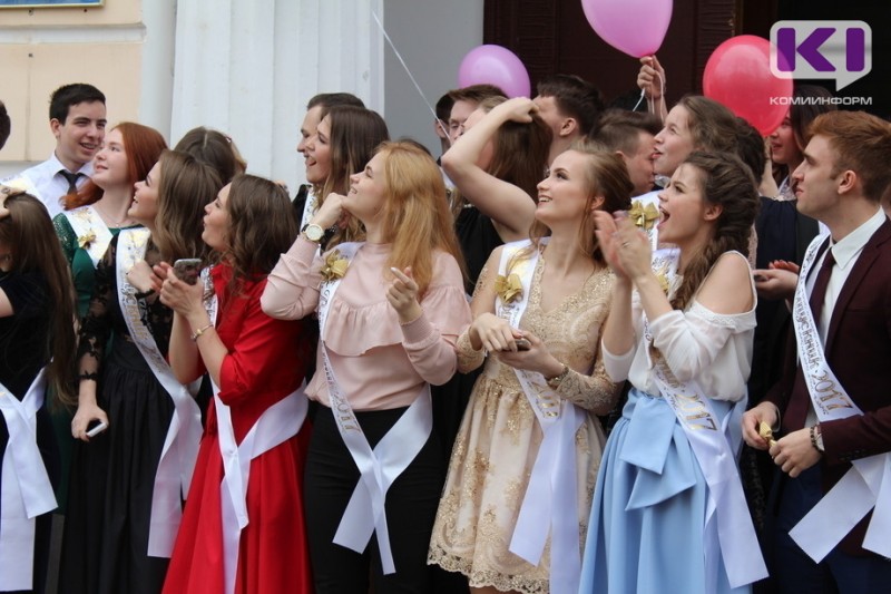 Ритейлеры назвали средние цены на наряды для выпускного

