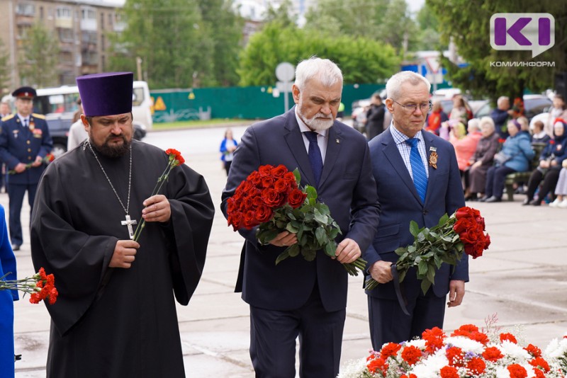 Вечная память и вечный покой: члены правительства Коми и первые лица Сыктывкара возложили цветы к мемориалу 