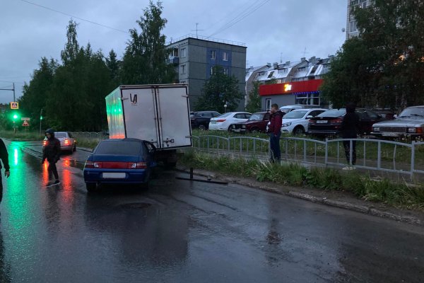 В Сыктывкаре водитель Skoda при перестроении устроил двойное ДТП с пострадавшим
