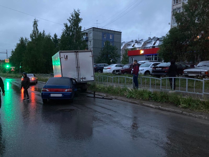 В Сыктывкаре водитель Skoda при перестроении устроил двойное ДТП с пострадавшим