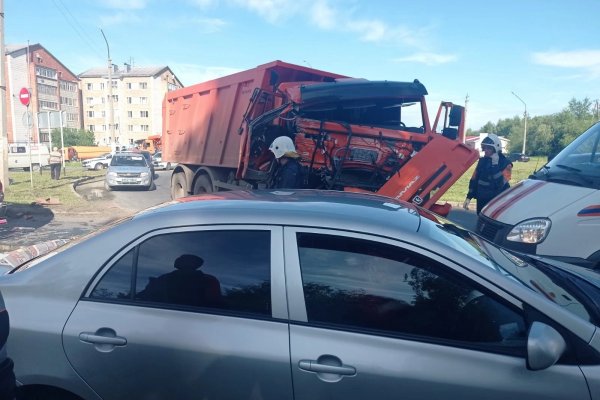 В Сыктывкаре водитель КамАЗа врезался в рейсовый автобус с пассажирами

