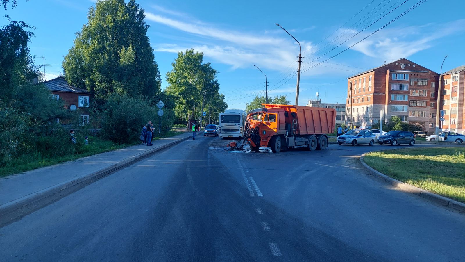 В ДТП с участием КамАЗа и пассажирского автобуса в Сыктывкаре пострадали  шестеро детей /подробности/ | 23.06.2022 | Сыктывкар - БезФормата