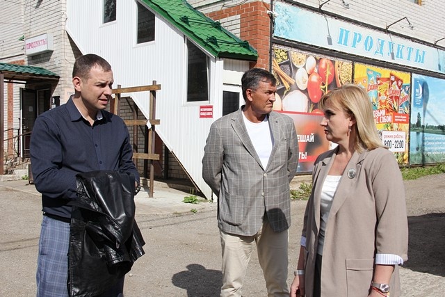 Мэр Сыктывкара проинспектировала улицу Судостроительную, где работы по ремонту дороги выполнены лишь на 30%