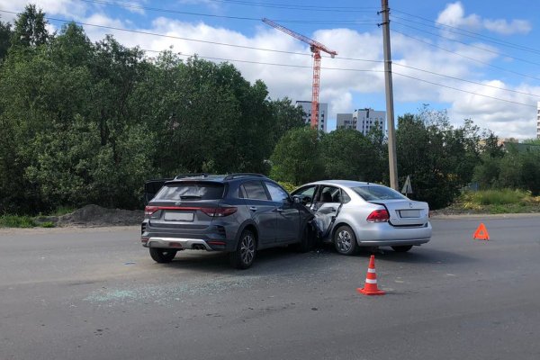 В Сыктывкаре водитель Volkswagen Polo спровоцировал ДТП, в котором сам же и пострадал