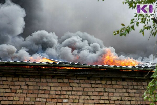 В Вуктыле на пожаре в двухэтажном доме спаслись три человека