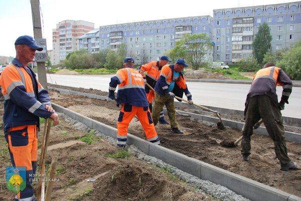 Первый вице-мэр Сыктывкара потребовал от дорожников приостановить ремонт тротуара на Сысольском шоссе и устранить все недочеты 