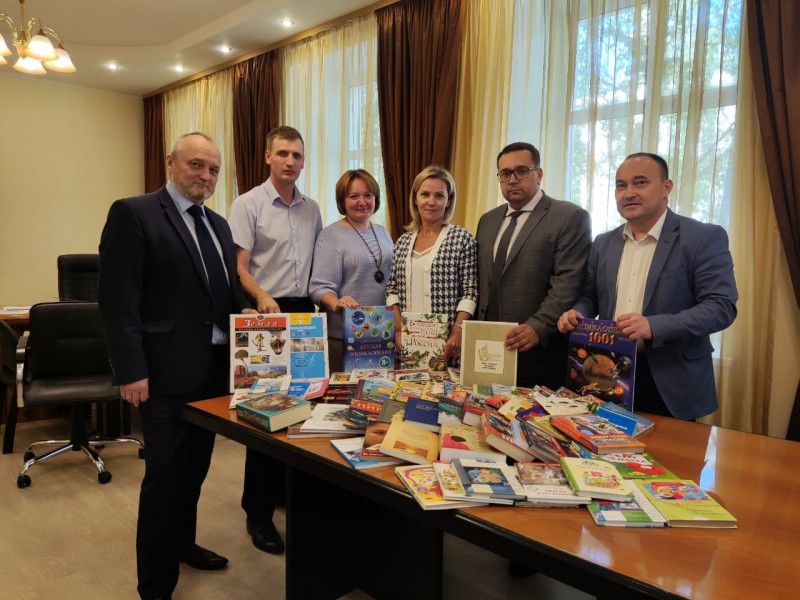 Минобрнауки Коми доставил в "Единую Россию" книги, необходимые жителям Донбасса