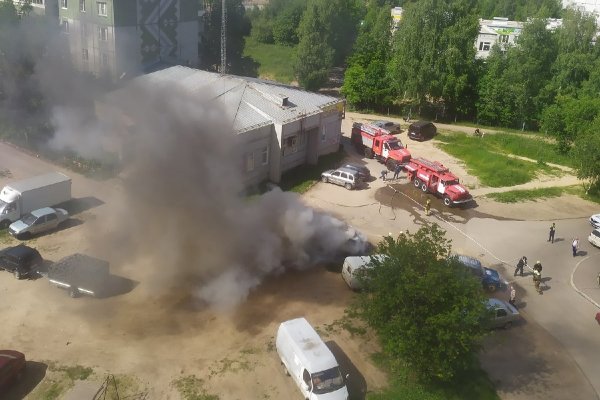 В Сыктывкаре под окнами многоэтажки сгорела машина