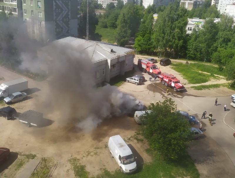 В Сыктывкаре под окнами многоэтажки сгорела машина