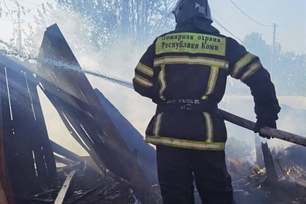 Пожарно-спасательные подразделения ликвидируют пожар в Сыктывкаре