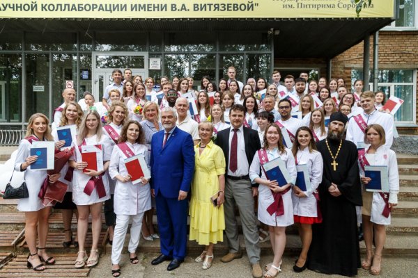 Владимир Уйба вручил дипломы выпускникам Медицинского института СГУ имени Питирима Сорокина