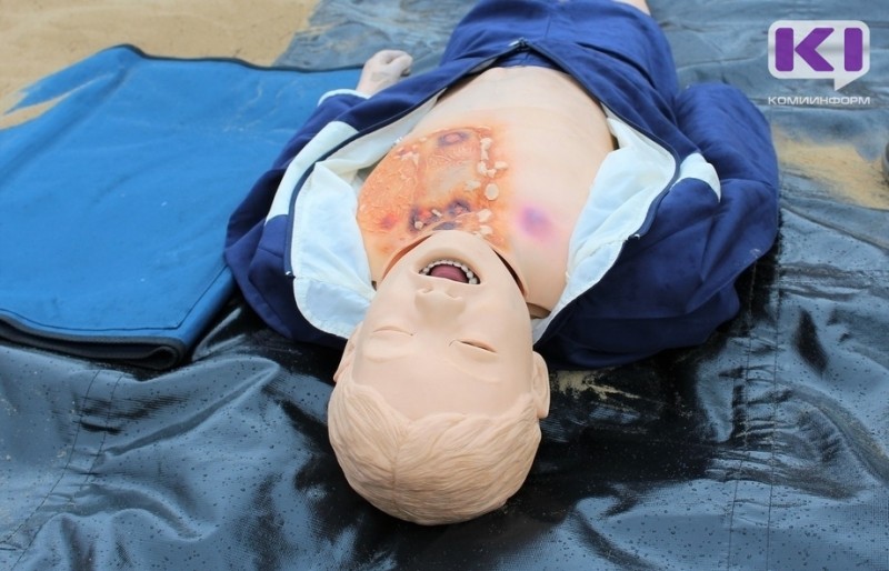 Помочь утонувшему: врачи медицины катастроф Коми дали мастер-класс на пляже Сыктывкара 