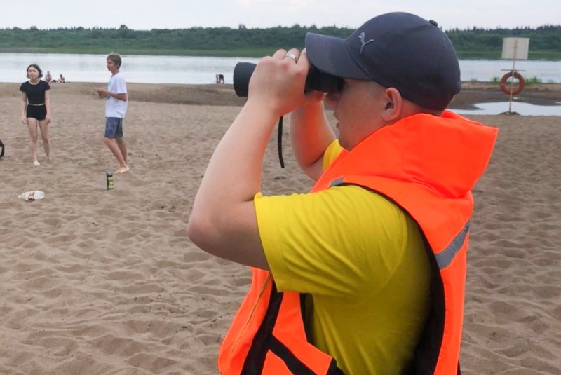 В Троицко-Печорске впервые выставили спасательный пост на песчаной косе