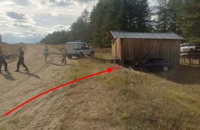 В Усть-Куломском районе водитель Volkswagen Passat снес гараж
